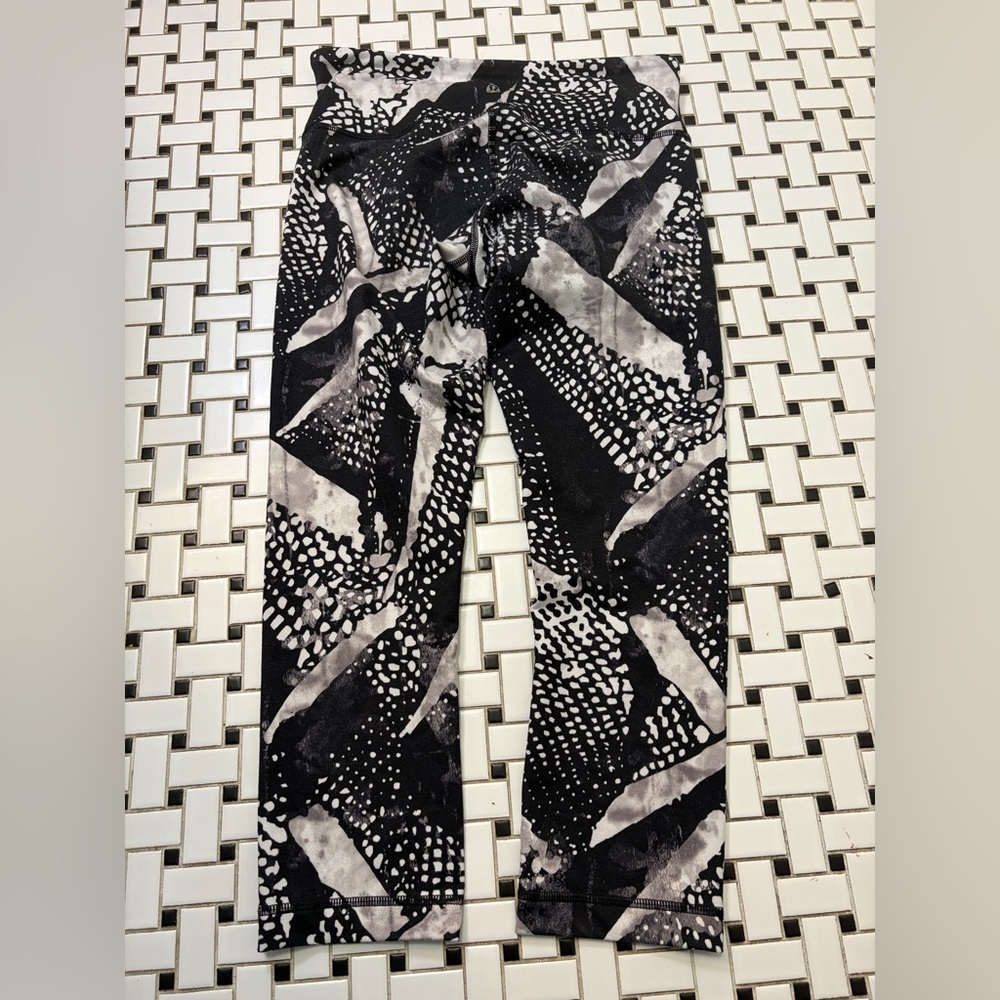 Lululemon Athletica Black and White Patterned Capris - Picture 2 of 6
